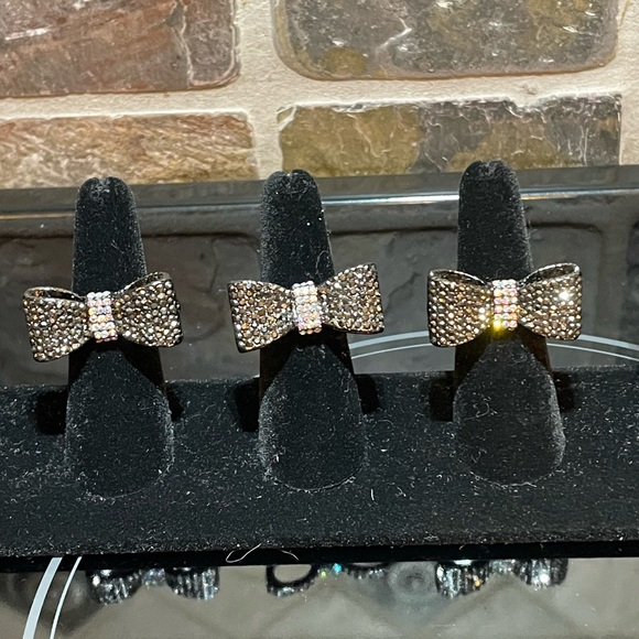 NWT Crystal Bow stretch ring one size fits all black color with crystals - Picture 3 of 8